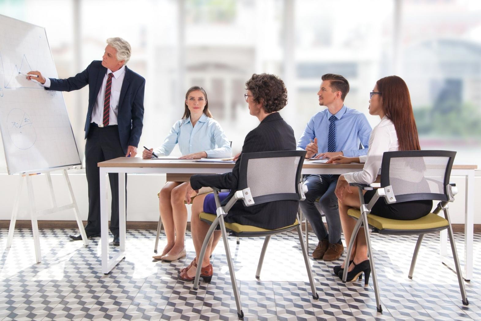Séance de formation en gestion budgétaire avec documents et calculatrice